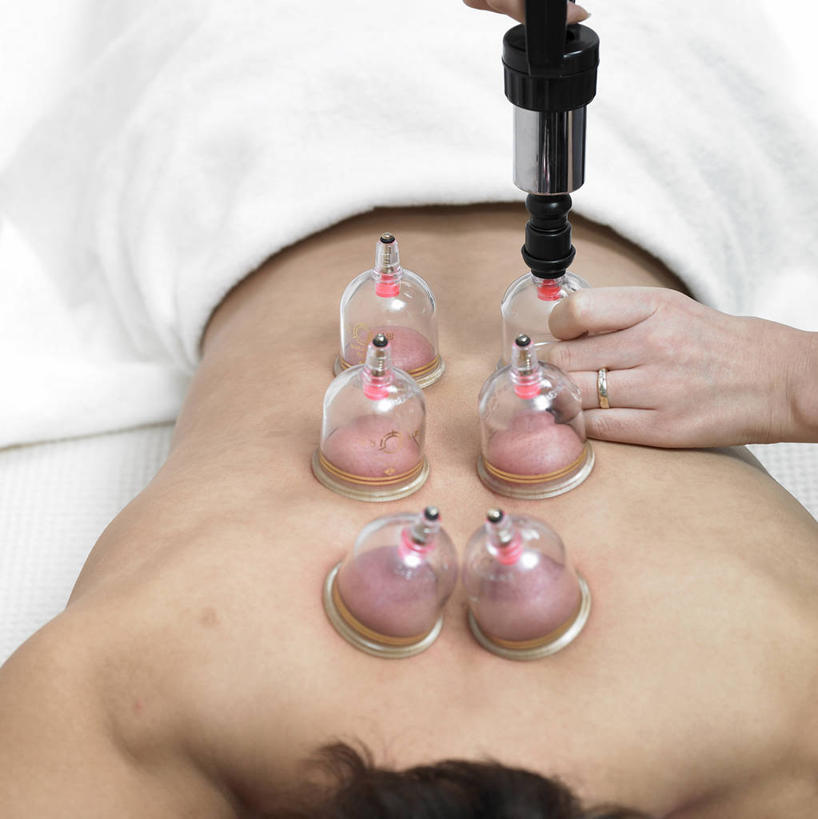 东方人,手,两个人,医生,病人,竖图,俯视,室内,特写,白天,床,亚洲,握,医学,床单,拿,拿着,黄种人,文化,被子,裸露,趴着,医护人员,医疗人员,手部,治疗,握着,保健,单手,医疗,被单,中国文化,病患,裸,拔火罐,中医,火罐,按摩床,医治,拔罐,拔罐疗法,拔罐子,火罐疗法,中医学,男人,男性,年轻男性,亚洲人,大夫,患者,就医者,趴,半身,彩图,高角度拍摄,搓背床,理疗床,美容床,指压床,传统文化