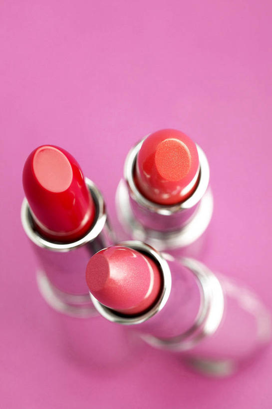 无人,竖图,俯视,室内,特写,白天,静物,阴影,粉色背景,反射,影子,三个,唇膏,化妆品,口红,摄影,影棚,化妆用品,唇棒,彩图,高角度拍摄,影棚拍摄,拍摄