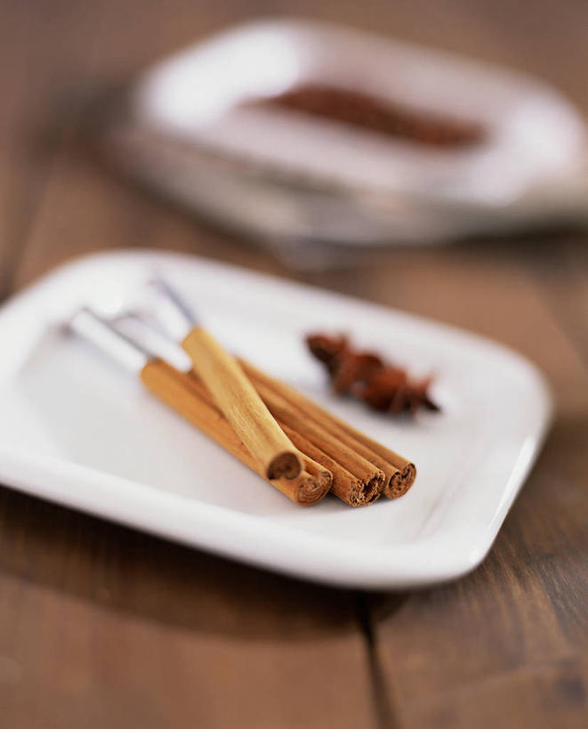 点心,无人,竖图,俯视,室内,特写,白天,餐桌,桌子,餐具,阴影,朦胧,模糊,反射,碟子,盘,影子,调味,香料,佐料,食品,肉桂,食物,一个,盘子,碟,饼干,零食,单个,餐台,配料,桂皮,手指饼,作料,官桂,牡桂,筒桂,香桂,玉桂,手指饼干,彩图,高角度拍摄