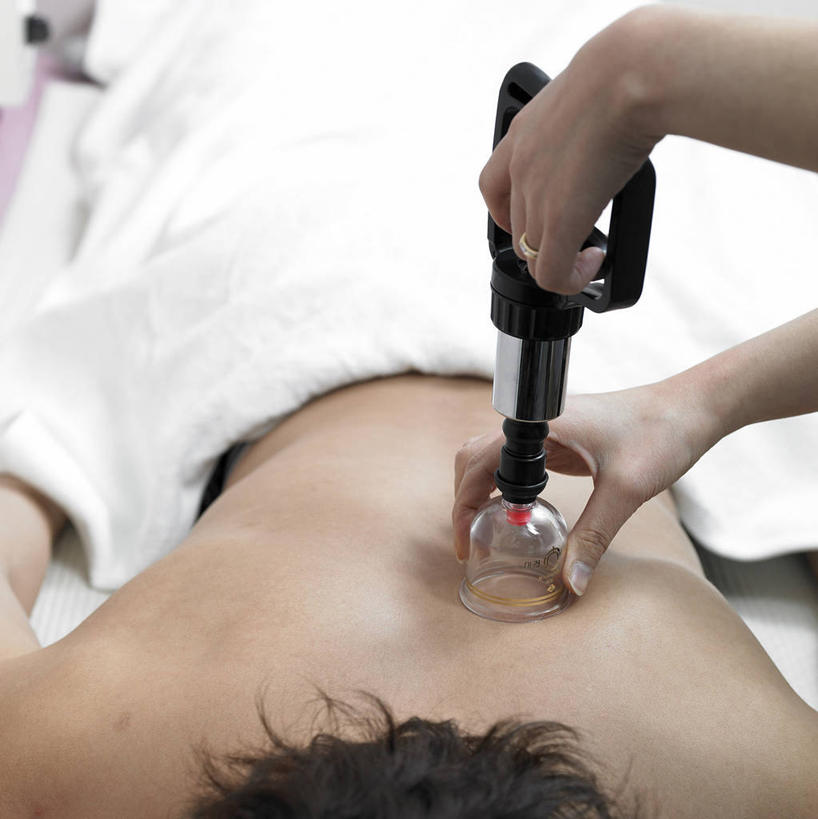 东方人,手,两个人,医生,病人,竖图,俯视,室内,白天,床,亚洲,双手,握,医学,床单,拿,拿着,黄种人,文化,被子,裸露,趴着,医护人员,医疗人员,手部,治疗,握着,保健,医疗,被单,中国文化,病患,裸,拔火罐,中医,火罐,按摩床,医治,拔罐,拔罐疗法,拔罐子,火罐疗法,中医学,男人,男性,年轻男性,年轻女性,女人,女性,亚洲人,大夫,患者,就医者,趴,半身,彩图,高角度拍摄,搓背床,理疗床,美容床,指压床,传统文化