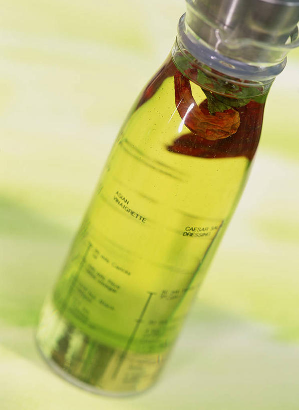 无人,竖图,俯视,室内,特写,白天,阴影,朦胧,模糊,反射,影子,玻璃制品,一个,玻璃瓶,精油,瓶子,香薰,放松,芳香疗法,单个,舒心,舒缓,香薰精油,养颜,减压,香薰疗法,植物精油,彩图,高角度拍摄