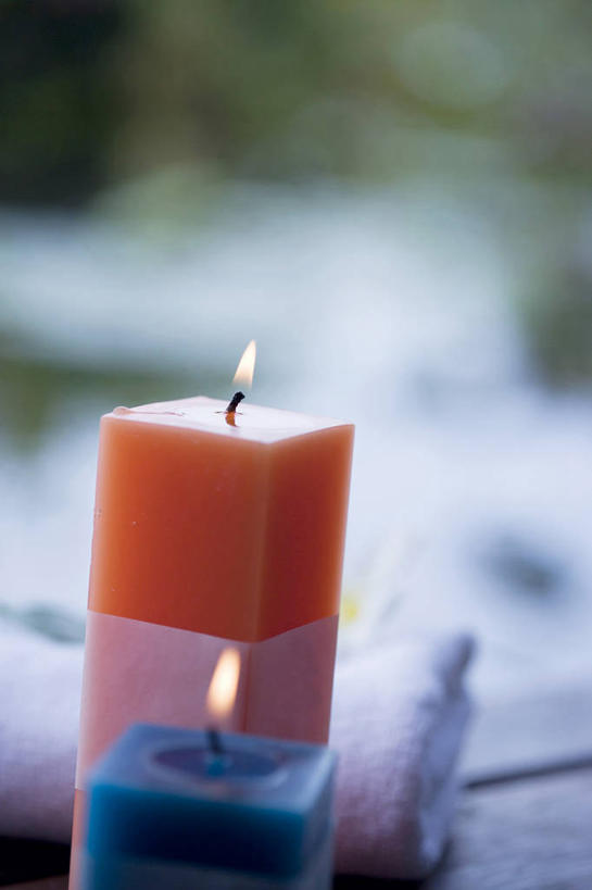 无人,竖图,室外,特写,白天,正面,热情,火,蜡烛,阴影,朦胧,模糊,光线,纺织物,火焰,影子,燃烧,阳光,香薰,毛巾,清洁,放松,芳香疗法,保暖,舒心,舒缓,透气,养颜,防水,减压,储水,耐磨,吸水,烛炬,香薰疗法,彩图,香薰蜡烛