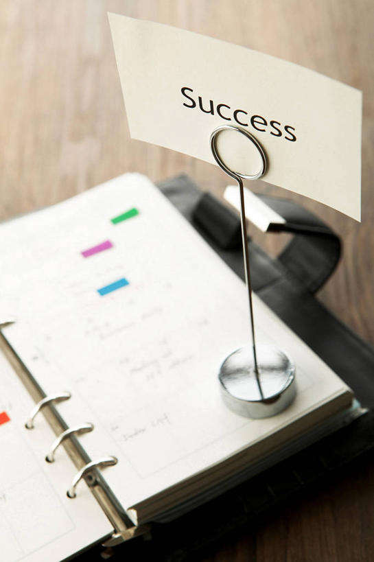 无人,竖图,俯视,室内,特写,白天,桌面,桌子,静物,名片,阴影,反射,信息,木制,英文,标志,文字,影子,字符,字母,木桌,记事本,联系,标识,本子,笔记本,卡片,木制品,英文字母,身份,名刺,名帖,交往,彩图,高角度拍摄,商业,木桌子