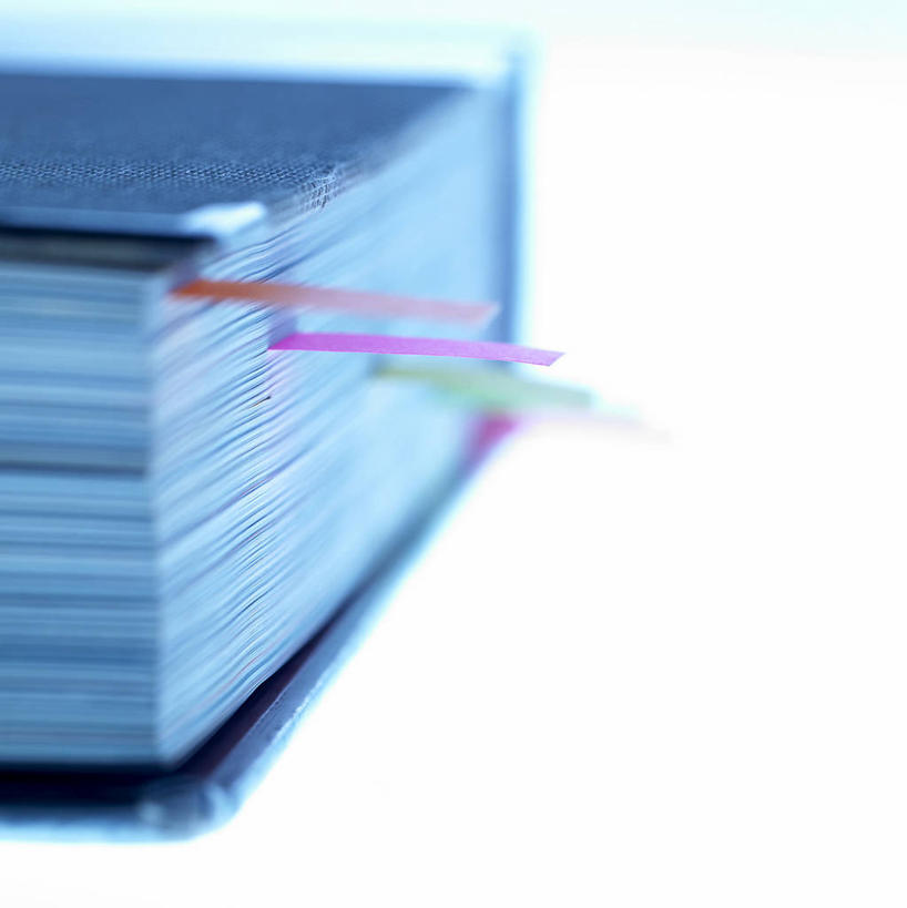 无人,竖图,室内,特写,白天,白色背景,正面,书籍,一本,阴影,朦胧,模糊,反射,粘性,影子,办公用品,便利贴,便签,文具,书本,摄影,影棚,办公设备,文具用品,记事,快捷,文化工具,方便,N次贴,便条贴,告诉贴,即时贴,便贴纸,书,图书,彩图,影棚拍摄,拍摄