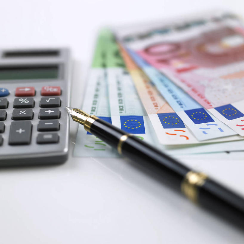 无人,竖图,俯视,室内,特写,白天,白色背景,钱,计算器,静物,旗帜,一排,许多,阴影,朦胧,模糊,整齐,环绕,围绕,反射,计算,科学,圆形,笔,钱币,图形,影子,圆,星星,办公用品,钢笔,很多,几何,欧元,环抱,旗子,文具,排列,黄色,蓝色,学习用品,星形,钞票,金融,理财,纸币,财务,摄影,影棚,经济,文具用品,队列,数学,流通,五角形,纸钞,贸易,欧盟旗帜,旌旗,旗号,萦绕,货币,现金,五角星,彩图,高角度拍摄,影棚拍摄,拍摄,几何图形,平面图形