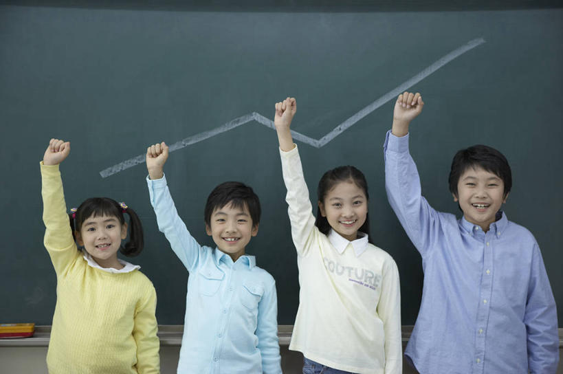 东方人,儿童,四个人,伙伴,朋友,站,举,笑,微笑,露齿笑,横图,室内,白天,正面,友谊,纯洁,数据,亚洲,一排,握,阴影,服装,整齐,反射,分析,曲线,图表,影子,表格,注视,休闲装,黄种人,鼓励,排列,小孩,衣服,黑板擦,黑板,观察,加油,看,手势,托,握拳,站着,休闲,同学,休闲服,可爱,童年,童趣,打气,教学,握着,K线图,服饰,观看,统计,折线,察看,校友,队列,关注,指标,鼓舞,销售,目标,业绩,折线图,童真,烂漫,无邪,同窗,学友,K线,蜡烛图,耐磨,教学黑板,粉笔擦,天真,友情,男孩,男人,男性,女孩,女人,女性,亚洲人,举起,举手,举着,向上举,向上伸,向上托,站立,半身,彩图,男生,女生