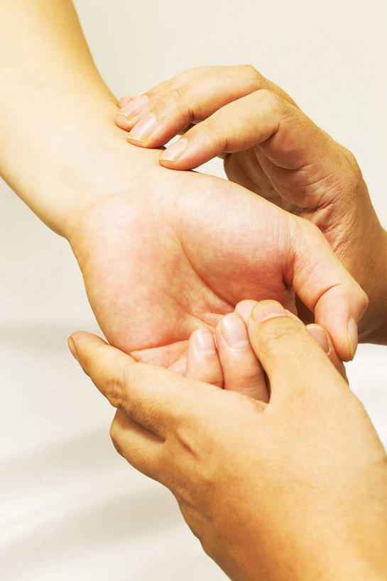 东方人,手,两个人,医生,病人,竖图,俯视,室内,特写,白天,亚洲,双手,阴影,反射,影子,黄种人,医护人员,医疗人员,手部,病患,把脉,切脉,评脉,男人,男性,年轻女性,女人,女性,中年男性,亚洲人,大夫,患者,就医者,半身,彩图,高角度拍摄