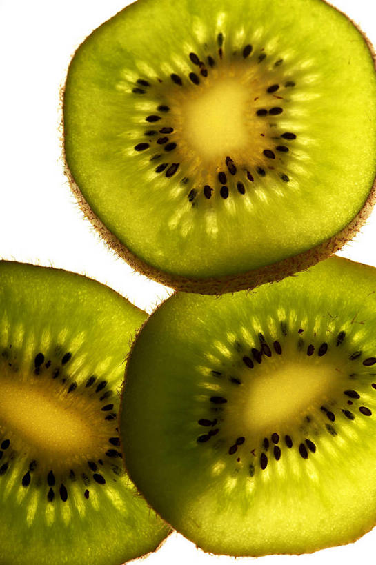 无人,竖图,室内,特写,白天,白色背景,正面,猕猴桃,水果,新鲜,生食,食品,果实,食物,三个,摄影,有机食品,绿色食品,影棚,横截面,剖面,截面,截面图形,奇异果,猕猴梨,彩图,影棚拍摄,拍摄