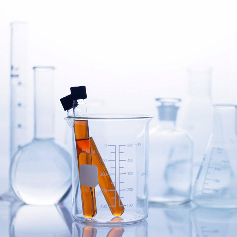 无人,竖图,室内,特写,白天,白色背景,正面,实验,仪器,杯子,阴影,研究,透明,反射,分析,化学,测试,量筒,烧杯,试管,液体,影子,玻璃制品,玻璃瓶,瓶子,橙色,器皿,摄影,影棚,计量,玻璃仪器,试验耗材,实验用品,平底烧瓶,玻璃杯,彩图,影棚拍摄,拍摄