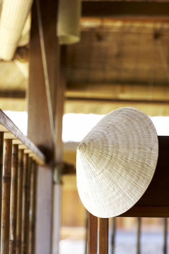 无人,栏杆,竖图,室外,白天,正面,静物,帽子,围栏,护栏,斗笠,遮阳,一顶,笠帽,彩图,编结帽,箬笠,蔽雨