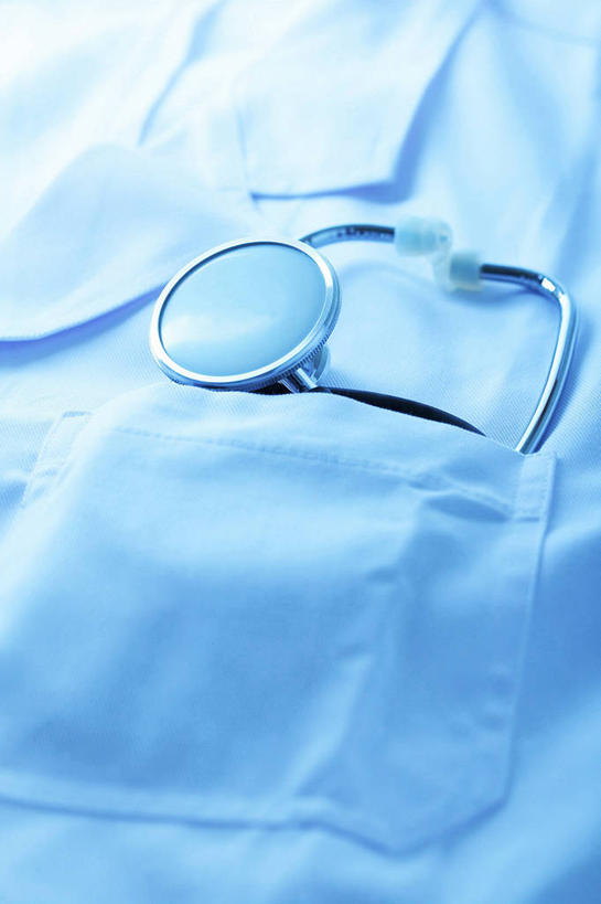 无人,竖图,俯视,室内,特写,白天,静物,阴影,服装,反射,影子,一个,衣服,白色,听诊器,服饰,单个,医疗设备,衣着,白大褂,穿着,医疗器械,医疗工具,衣饰,检测工具,彩图,高角度拍摄