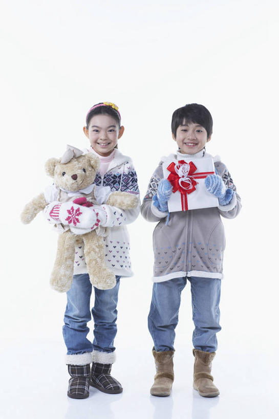 东方人,儿童,两个人,家庭,站,抱,笑,微笑,露齿笑,竖图,室内,白天,白色背景,正面,毛衣,游戏,纯洁,熊,礼盒,礼物,玩具,鞋子,亚洲,握,裤子,装饰,丝绸,丝带,玩偶,纸盒,缎带,泰迪熊,玩,注视,牛仔裤,黄种人,娱乐,靴子,绸带,盒子,一个,小孩,包装盒,手套,玩具熊,礼品盒,观察,看,站着,休闲,温暖,温馨,一家人,可爱,童年,童趣,益智,握着,摄影,毛绒玩具,礼品,影棚,单个,抱着,观看,保暖,华丽,安慰,点缀,和睦,察看,搂着,御寒,雪地靴,发泄,关注,消遣,线衫,童真,烂漫,无邪,宣泄,衬托,美观,雅致,雅观,罗斯福熊,毛线衣,绒线衣,天真,男孩,男人,男性,女孩,女人,女性,亚洲人,搂,搂抱,玩耍,嬉戏,站立,彩图,全身,影棚拍摄,绒衣,套衫,套头毛衣,线衣,拍摄,融洽,男生,女生