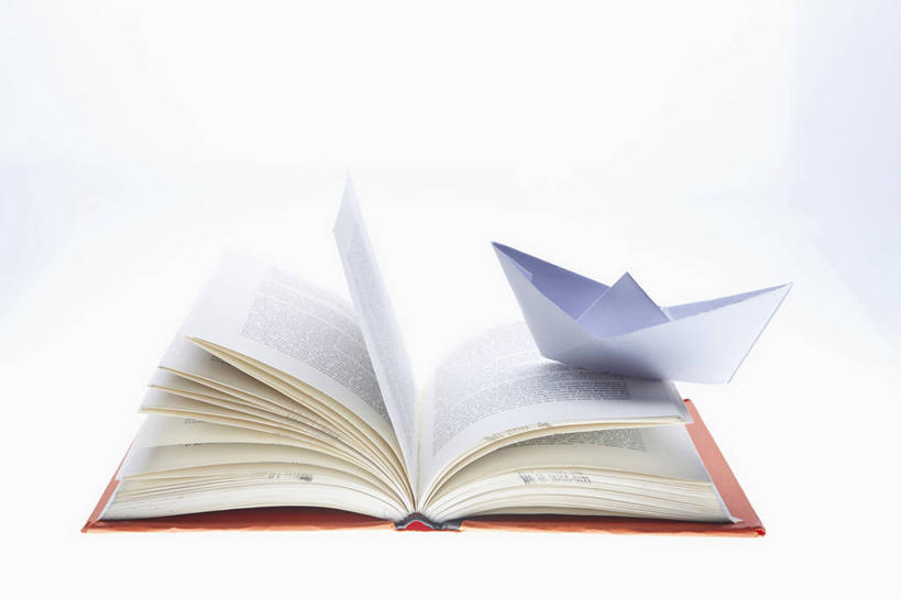 无人,横图,室内,特写,白天,白色背景,正面,船,静物,书籍,一本,阴影,艺术,反射,影子,折纸,纸艺,手工艺品,文化,一个,纸制品,书本,工艺品,打开,翻开,摄影,影棚,单个,高雅,纸船,工艺折纸,自信心,品位,掀开,书,图书,彩图,影棚拍摄,拍摄