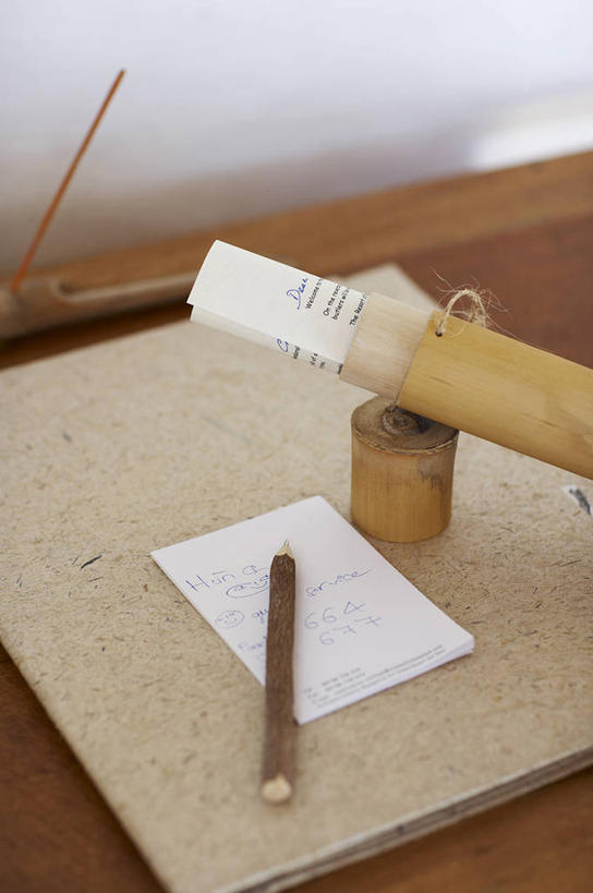 无人,竖图,俯视,室内,特写,白天,静物,阴影,反射,粘性,笔,影子,办公用品,便利贴,便签,文具,铅笔,容器,瓶塞,储藏,办公设备,文具用品,记事,一支,保存,储存,密封,快捷,文化工具,方便,N次贴,便条贴,告诉贴,即时贴,便贴纸,彩图,高角度拍摄,贮存