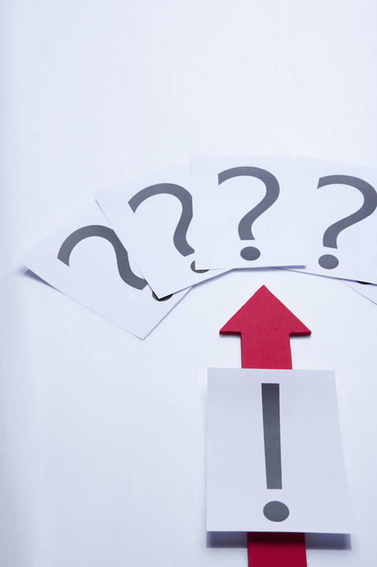 无人,竖图,俯视,室内,特写,白天,白色背景,静物,阴影,反射,标志,文字,影子,字符,字母,方向,标识,箭头,摄影,影棚,问号,指向,感叹号,簇,彩图,高角度拍摄,影棚拍摄,拍摄