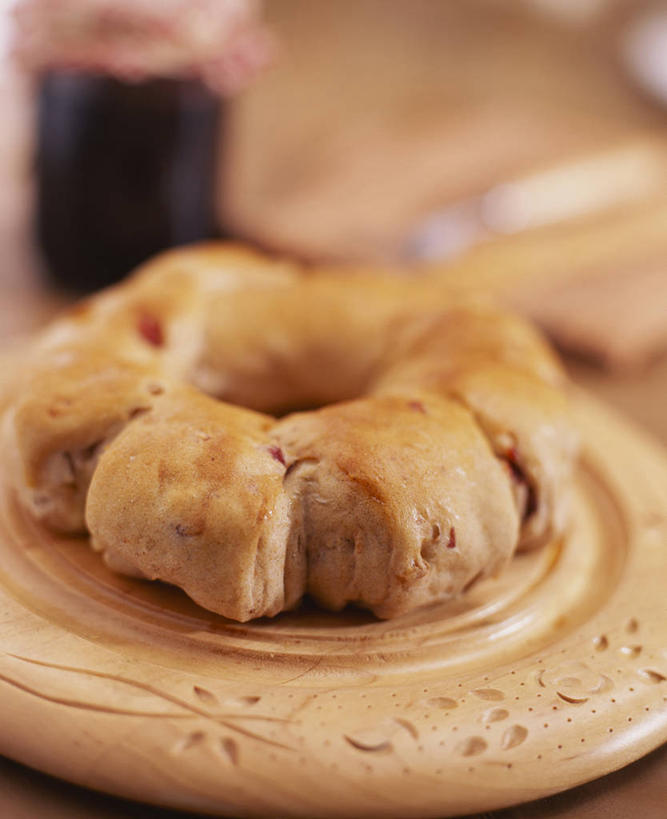 点心,面包,无人,竖图,俯视,室内,特写,白天,餐桌,桌子,杯子,餐具,阴影,朦胧,模糊,反射,碟子,盘,影子,食品,面点,饮品,可乐,玻璃制品,食物,糕点,饮料,盘子,水杯,碟,碳酸饮料,餐台,可口,适口,百吉饼,贝果面包,玻璃杯,彩图,高角度拍摄