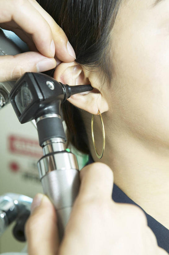 东方人,脸,头,脸颊,手,两个人,医生,病人,竖图,室内,特写,白天,正面,镜子,亚洲,双手,握,朦胧,模糊,反射,拿,拿着,黄种人,装饰品,耳环,饰品,首饰,医护人员,医疗人员,手部,握着,镜像,镜面,病患,反射镜,耳镜,光学,耳饰,男人,男性,年轻男性,年轻女性,女人,女性,亚洲人,头部,脸部,脸蛋,面部,大夫,患者,就医者,半身,彩图