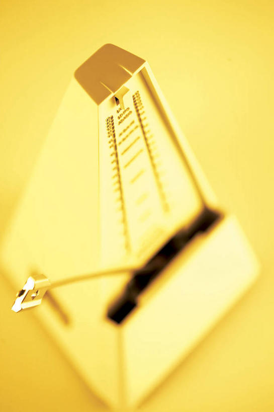 无人,竖图,俯视,室内,特写,白天,静物,摇摆,阴影,黄色背景,朦胧,模糊,反射,影子,节拍器,一个,摄影,影棚,单个,节奏,节拍,稳定,彩图,高角度拍摄,影棚拍摄,拍摄