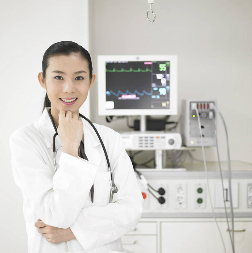 东方人,一个人,医生,医院,站,笑,微笑,露齿笑,竖图,室内,白天,正面,工作服,制服,机器,显示器,亚洲,仅一个年轻女性,仅一个女性,仅一个人,撑,医学,屏幕,线条,心电图,墙,托腮,注视,黄种人,设备,显示屏,墙壁,墙面,听诊器,观察,看,托,站着,医护人员,医疗人员,观看,察看,医疗,医疗设备,关注,托下巴,医疗器械,医疗工具,输出设备,医疗机构,工作制服,检测工具,单手托腮,年轻女性,女人,女性,亚洲人,大夫,站立,半身,彩图,工作套服,病院,诊所,心电图机