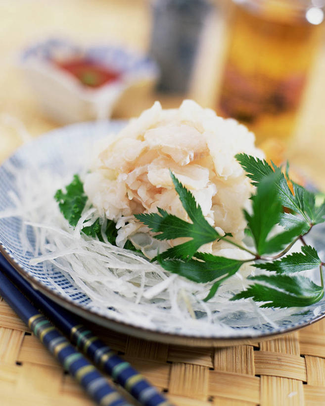 海鲜,三文鱼,果汁,无人,竖图,俯视,室内,特写,白天,烹饪,餐桌,筷子,桌子,鲑鱼,杯子,餐具,一双,阴影,朦胧,模糊,反射,鱼,碟子,盘,影子,日本料理,料理,食品,饮品,文化,传统,水产,菜肴,美食,鱼类,海洋生物,玻璃制品,食物,饮料,盘子,水杯,碟,日式料理,日式,佳肴,餐台,礼节,可口,水生动物,海产品,礼仪,水生物,海底动物,鲑,适口,三文鱼刺身,玻璃杯,进餐用具,彩图,高角度拍摄,刺身