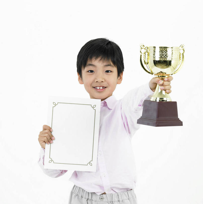 东方人,儿童,一个人,站,举,笑,微笑,露齿笑,竖图,室内,白天,白色背景,正面,纯洁,成功,胜利,亚洲,仅一个男性,仅一个人,握,服装,拿,拿着,注视,休闲装,黄种人,小孩,衣服,观察,看,托,站着,仅一个小孩,休闲,休闲服,光彩,可爱,童年,童趣,握着,摄影,服饰,影棚,观看,察看,证书,关注,荣誉,奖品,童真,烂漫,无邪,荣耀,光荣,天真,男孩,男人,男性,亚洲人,孩子,举起,举手,举着,向上举,向上伸,向上托,站立,半身,彩图,影棚拍摄,拍摄,获奖证书,荣誉证书,奖杯,男生