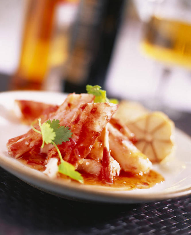 蟹,红酒,葡萄酒,无人,竖图,俯视,室内,特写,白天,烹饪,西餐,餐桌,桌子,杯子,餐具,叶子,阴影,朦胧,模糊,反射,螃蟹,碟子,高脚杯,盘,影子,调料,酱料,酱汁,佐料,料理,食品,绿叶,红酒杯,帝王蟹,白葡萄酒,酒类,调味品,调味料,酱,辣酱,菜肴,美食,玻璃制品,酒,食物,饮料,盘子,酒杯,碟,嫩叶,西式,佳肴,餐台,辣椒酱,葡萄酒杯,皇帝蟹,甲壳动物,石蟹,叶,叶片,玻璃杯,彩图,高角度拍摄,白石蟹,岩蟹