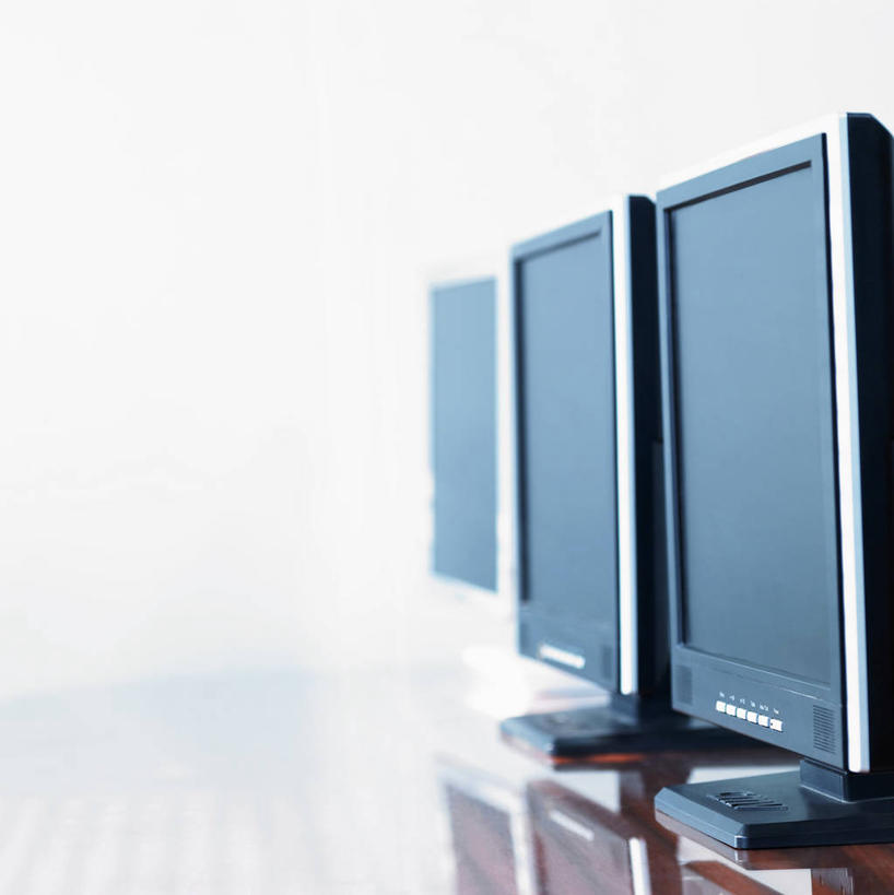 无人,办公室,竖图,室内,特写,白天,白色背景,正面,电脑,显示器,鼠标,键盘,家具,桌子,静物,一排,整齐,网络,办公桌,输入设备,通讯设备,排列,台式电脑,摄影,影棚,三台,队列,通信设备,输出设备,办公家具,彩图,影棚拍摄,拍摄