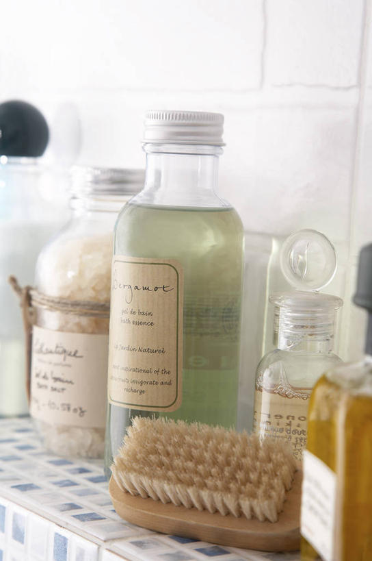 无人,竖图,室内,特写,白天,正面,护肤,阴影,朦胧,模糊,反射,影子,玻璃制品,玻璃瓶,瓶子,刷子,日用品,洗浴用品,清洁,保养,享受,休闲,沐浴乳,放松,保健,沐浴露,护肤品,沐浴刷,清洁用具,护肤用品,舒缓,养颜,去污,紧肤,嫩肤,洗浴用具,洗涤,彩图