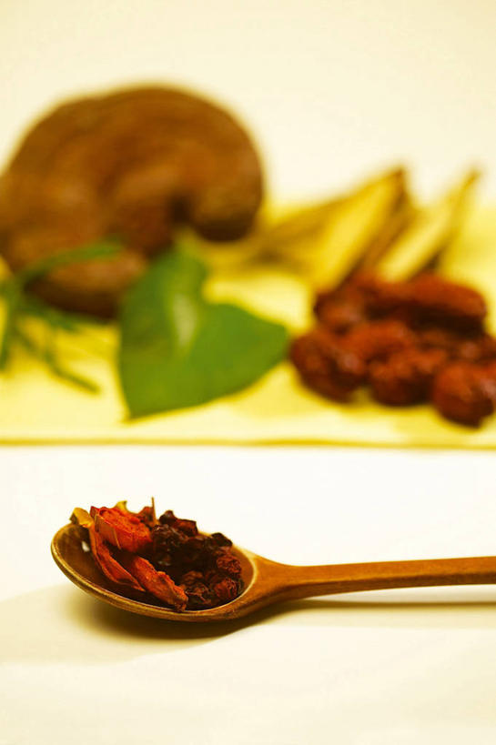 无人,竖图,俯视,室内,特写,白天,植物,灵芝,水果,叶子,一堆,许多,阴影,堆叠,堆积,朦胧,模糊,新鲜,反射,木制,纹理,影子,勺子,菌菇,生食,食品,果实,绿叶,草药,药草,很多,菌类,中药,食物,一个,绿色,木制品,调羹,汤匙,嫩叶,有机食品,绿色食品,单个,堆,真菌,药材,中草药,枣椰子,中药材,本草,肌理,药用菌,波斯枣,番枣,海枣,无漏子,椰枣,伊拉克枣,叶,叶片,叶脉,神芝,灵芝草,彩图,高角度拍摄,菌灵芝