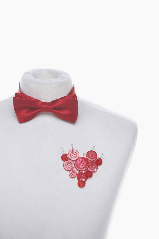 无人,竖图,室内,特写,白天,白色背景,正面,生活用品,静物,领结,人造模特,办公用品,纽扣,文具,红色,学习用品,日用品,摄影,影棚,道具,文具用品,象征,庄重,身份,服装模特,模特道具,时装道具,展示道具,服装模特道具,陈列道具,正式,地位,彩图,影棚拍摄,拍摄,大头针