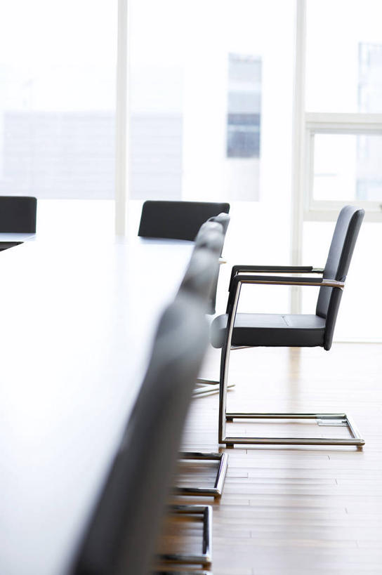 无人,会议室,竖图,室内,白天,正面,窗户,地板,家具,落地窗,桌子,椅子,阴影,朦胧,模糊,反射,影子,办公桌,会议桌,地面,木地板,玻璃窗,会议椅,办公椅,办公家具,商务椅,培训椅,彩图