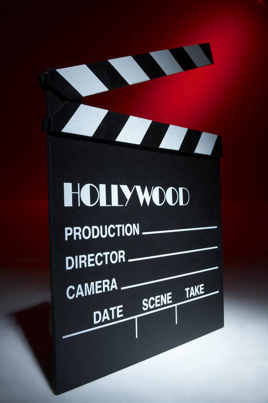 无人,竖图,室内,特写,白天,正面,静物,阴影,红色背景,反射,英文,标志,工具,文字,影子,字符,字母,标识,一个,白色,黑色,摄影,影棚,单个,英文字母,场记板,场记打板,场记牌,导演板,电影打板,电影工具,彩图,影棚拍摄,拍摄,电影