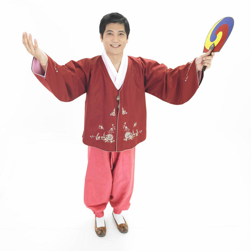 东方人,一个人,站,伸展双臂,笑,微笑,露齿笑,竖图,俯视,室内,白天,白色背景,民族服装,亚洲,仅一个男性,仅一个人,握,服装,扇子,清凉,拿,拿着,注视,黄种人,凉爽,文化,仅一个年轻男性,衣服,观察,看,站着,握着,摄影,服饰,影棚,观看,察看,衣着,穿着,关注,衣饰,男人,男性,年轻男性,亚洲人,敞开双臂,伸开双臂,展开双肩,站立,张开手臂,张开双臂,彩图,高角度拍摄,全身,影棚拍摄,传统服装,民俗服,拍摄,宫扇,纨扇,圆扇,传统文化