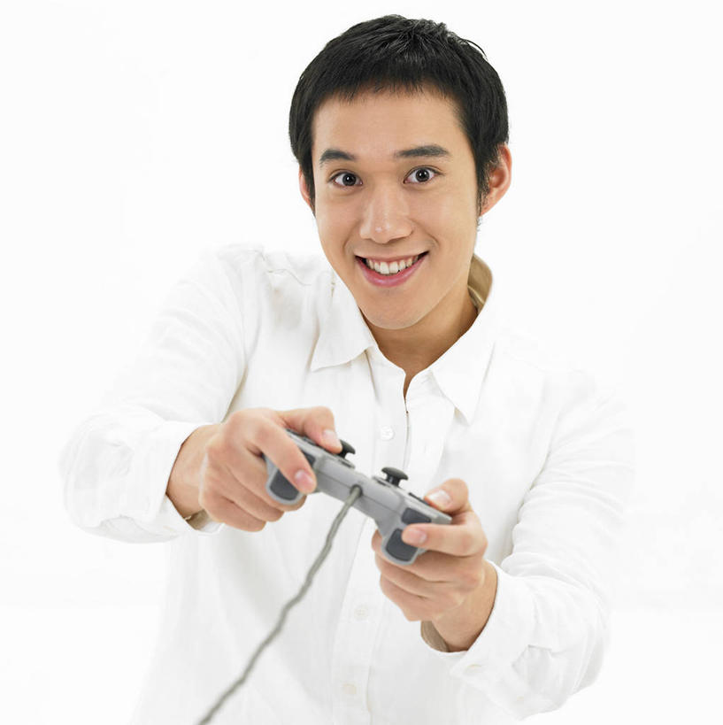 东方人,一个人,笑,微笑,露齿笑,竖图,俯视,室内,白天,白色背景,游戏,亚洲,仅一个男性,仅一个人,握,服装,拿,玩,拿着,注视,休闲装,黄种人,娱乐,仅一个年轻男性,衣服,观察,看,休闲,休闲服,握着,摄影,服饰,游戏机,影棚,观看,活动,手柄,控制,察看,游戏手柄,发泄,关注,消遣,智力,宣泄,男人,男性,年轻男性,亚洲人,玩耍,嬉戏,半身,彩图,高角度拍摄,影棚拍摄,拍摄