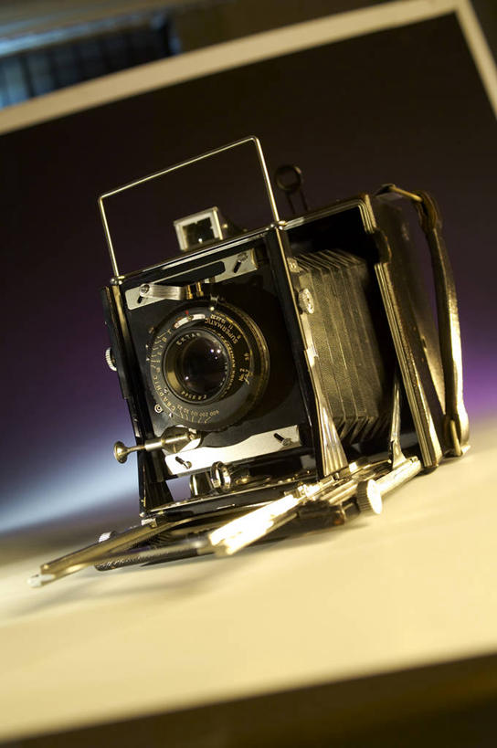 无人,竖图,室内,特写,白天,正面,静物,相机,阴影,反射,影子,拍照,黑色,摄影,一部,照相机,彩图,照相,传统相机,胶片相机