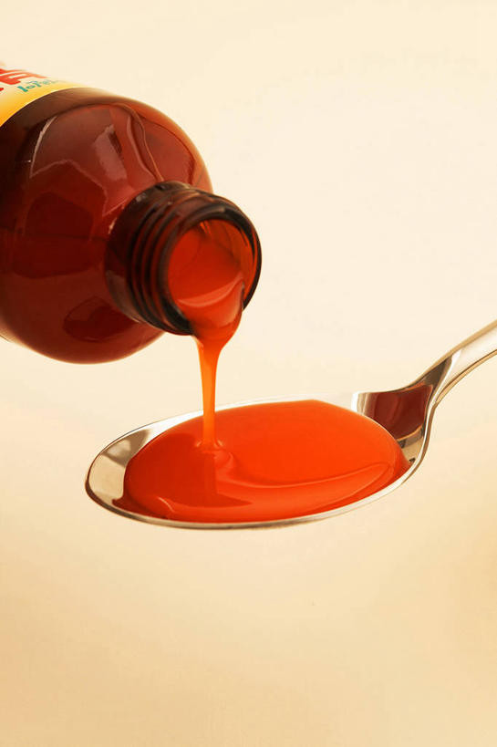 无人,竖图,室内,特写,白天,正面,安全,粘稠,罐子,药剂,勺子,防护,玻璃制品,两个,玻璃瓶,瓶子,药品,调羹,汤匙,治疗,摄影,影棚,保护,药物,医疗,保险,预防,黏稠,浓厚,平安,彩图,影棚拍摄,拍摄,咳嗽糖浆,咳嗽药