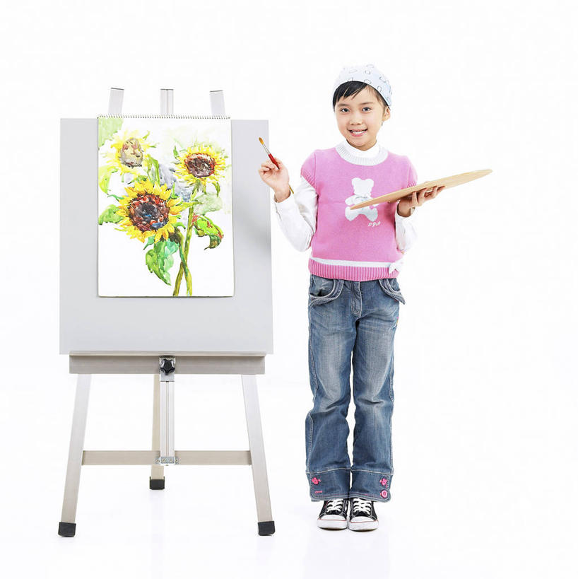 东方人,儿童,一个人,画家,站,笑,微笑,露齿笑,竖图,室内,白天,白色背景,正面,绘画,纯洁,油画,亚洲,仅一个女性,仅一个人,握,服装,裤子,艺术,木制,笔,办公用品,古典,拿,拿着,注视,牛仔裤,休闲装,黄种人,文化,文具,小孩,衣服,画笔,木制品,学习用品,工艺品,观察,看,品味,站着,仅一个小孩,休闲,休闲服,可爱,童年,童趣,握着,艺术家,摄影,服饰,影棚,观看,调色盘,文具用品,美术,察看,调色板,高雅,画师,关注,童真,烂漫,无邪,美学,画具,天真,女孩,女人,女性,亚洲人,孩子,站立,彩图,全身,影棚拍摄,拍摄,女生