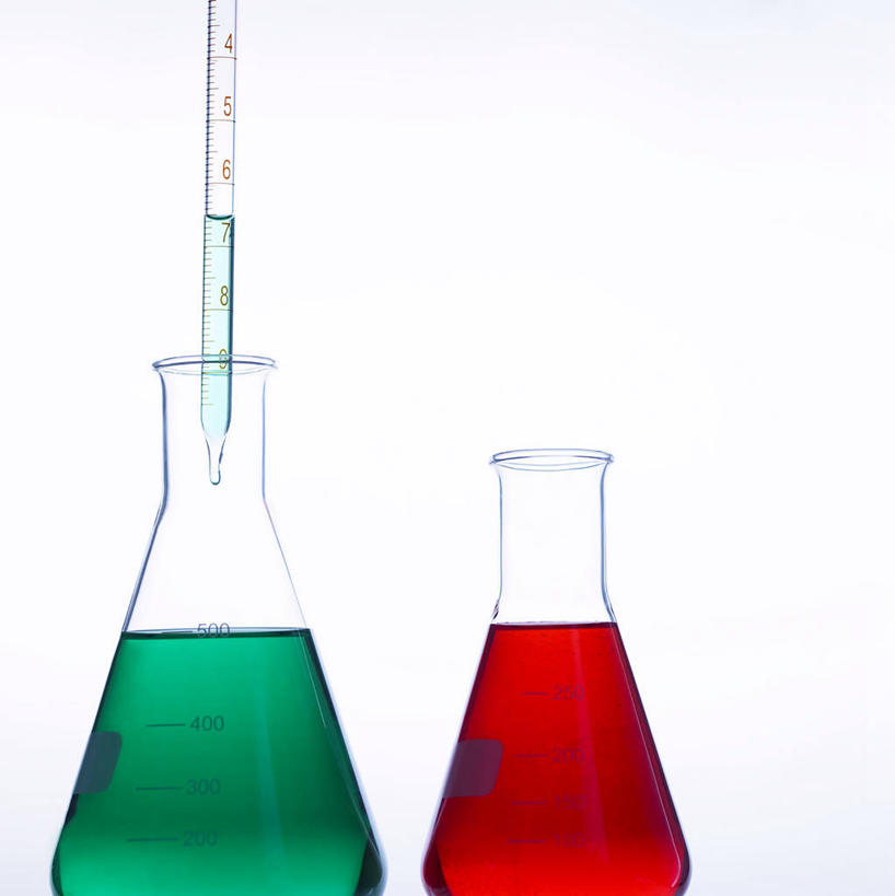 无人,竖图,室内,特写,白天,白色背景,正面,实验,仪器,研究,透明,分析,化学,测试,滴管,烧瓶,液体,锥形瓶,玻璃制品,三个,红色,绿色,玻璃瓶,瓶子,器皿,摄影,影棚,玻璃仪器,试验耗材,实验用品,吸液管,三角烧瓶,依氏烧瓶,锥形烧瓶,移液管,彩图,影棚拍摄,拍摄