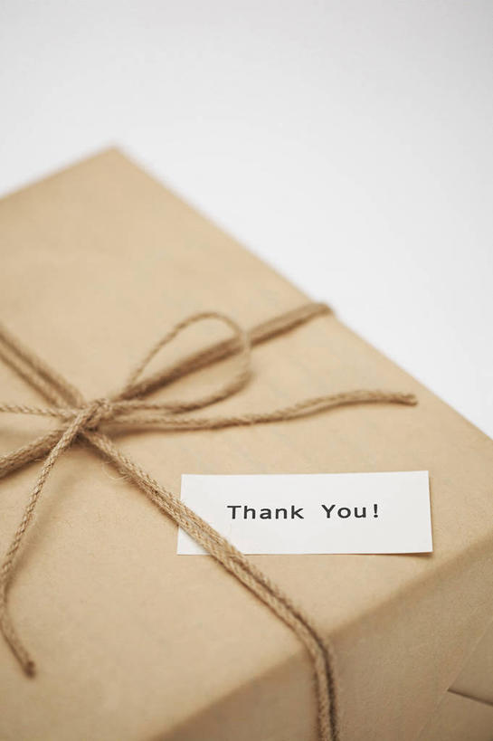 无人,竖图,俯视,室内,特写,白天,白色背景,静物,礼盒,礼物,阴影,反射,英文,标志,文字,影子,纸盒,字符,字母,标识,盒子,一个,包装盒,蝴蝶结,绳子,礼品盒,摄影,礼品,影棚,单个,英文字母,绳索,感叹号,绑扎,彩图,高角度拍摄,影棚拍摄,拍摄