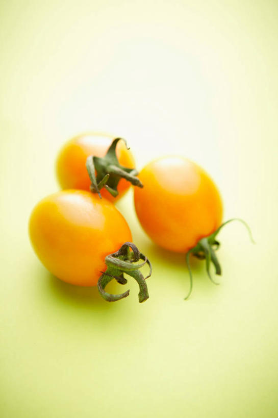 无人,竖图,俯视,室内,特写,白天,餐桌,桌子,蔬菜,西红柿,小番茄,阴影,黄色背景,朦胧,模糊,新鲜,反射,影子,食品,食物,三个,黄色,摄影,有机食品,绿色食品,影棚,餐台,小西红柿,樱桃小番茄,珍珠小番茄,樱桃番茄,圣女果,番茄,彩图,高角度拍摄,影棚拍摄,拍摄,黄色小番茄