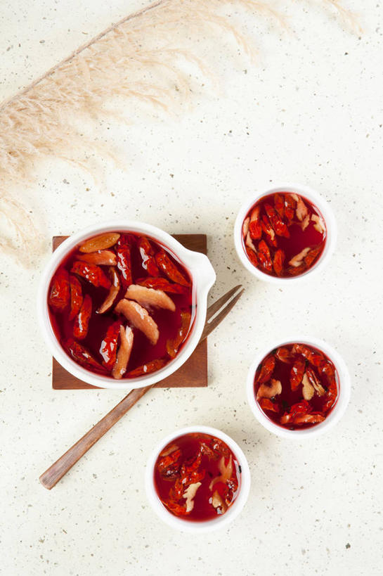 无人,竖图,俯视,室内,特写,白天,幸福,茶,餐具,阴影,反射,叉子,碟子,盘,影子,茶叶,娱乐,盘子,碟,享受,休闲,温馨,枣,放松,乐趣,红枣,提神,舒适,醒脑,枣子,餐叉,大枣,进餐用具,彩图,高角度拍摄