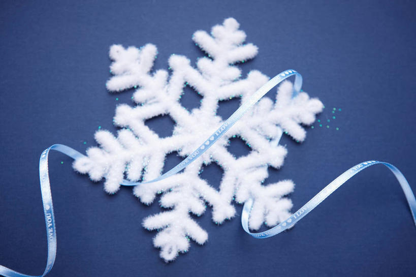 无人,横图,室内,特写,白天,正面,雪,大雪,蓝色背景,丝绸,丝带,积雪,雪花,雪景,冬季,冬天,缎带,绸带,蓝色,寒冷,摄影,影棚,严寒,彩图,影棚拍摄,拍摄