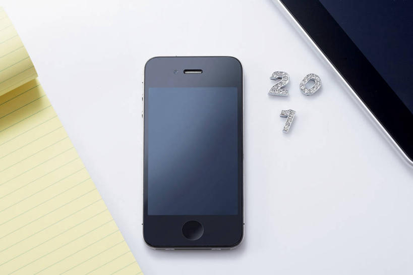 无人,打电话,横图,俯视,室内,特写,白天,静物,电话,手机,阴影,反射,标志,数字,文字,影子,字符,记事本,通讯设备,标识,本子,笔记本,阿拉伯数字,智能手机,一部,交流,沟通,通话,彩图,高角度拍摄