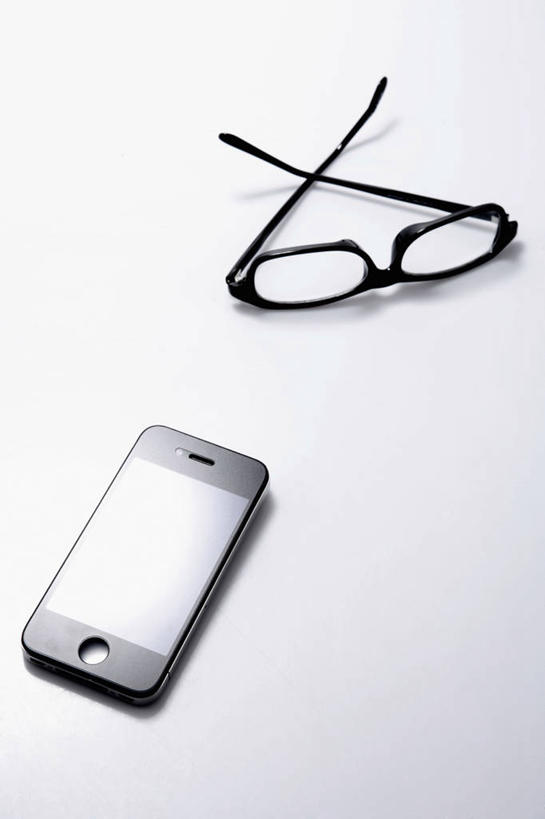 无人,打电话,竖图,俯视,室内,特写,白天,白色背景,静物,电话,手机,一副,阴影,反射,眼镜,影子,通讯设备,摄影,影棚,近视眼镜,智能手机,一部,交流,沟通,通话,彩图,高角度拍摄,影棚拍摄,拍摄