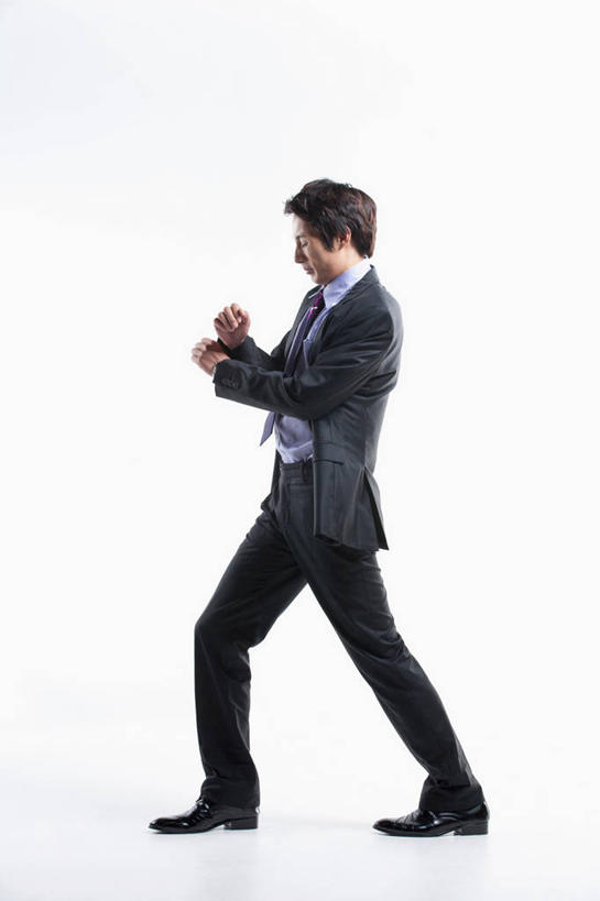 东方人,一个人,商务人士,商务男性,站,竖图,室内,白天,白色背景,侧面,鞋,衬衫,鞋子,亚洲,仅一个男性,仅一个人,阴影,套装,反射,影子,领带,皮革,注视,黄种人,仅一个年轻男性,低头,观察,看,站着,弓步,摄影,影棚,观看,张开双腿,察看,象征,庄重,关注,商务装,身份,工薪阶层,正式,地位,展开双腿,男人,男性,年轻男性,亚洲人,白领,上班族,站立,彩图,全身,影棚拍摄,衬衣,皮鞋,拍摄,弓箭步,伸展双腿