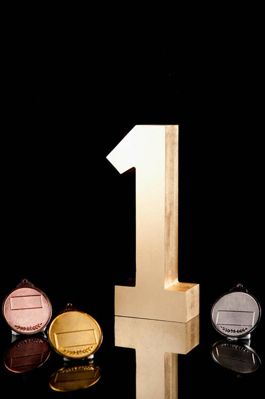 无人,竖图,室内,特写,白天,正面,成功,胜利,静物,阴影,黑色背景,反射,标志,数字,文字,影子,字符,标识,光彩,摄影,阿拉伯数字,影棚,奖牌,金牌,荣誉,奖品,铜牌,银牌,荣耀,光荣,彩图,影棚拍摄,拍摄