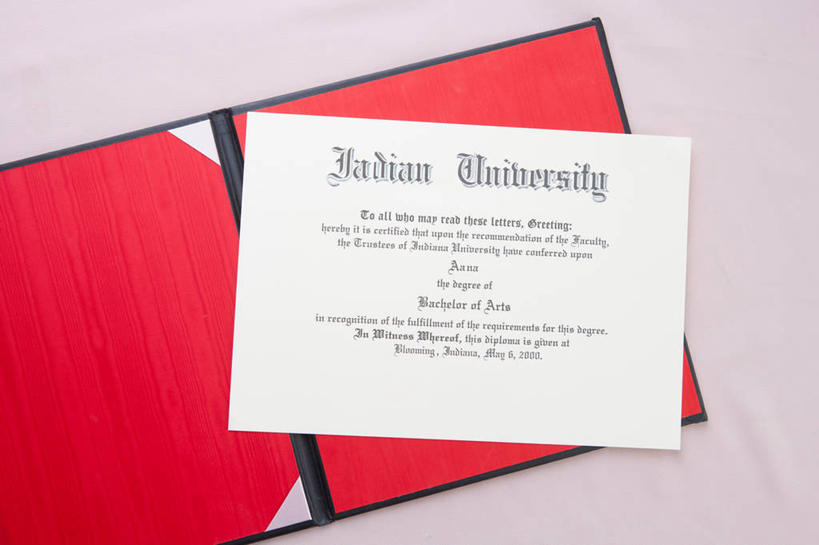 无人,横图,俯视,室内,特写,白天,白色背景,静物,一排,阴影,整齐,并列,并排,反射,英文,标志,文凭,文字,影子,字符,字母,标识,排列,摄影,影棚,英文字母,证书,队列,平行,学位证,学位证书,彩图,高角度拍摄,影棚拍摄,拍摄