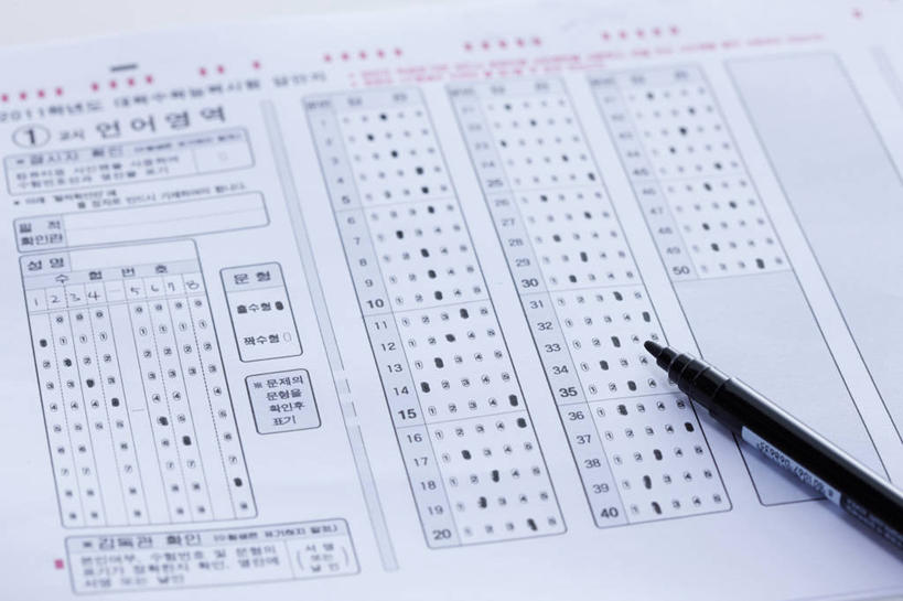 无人,横图,俯视,室内,特写,白天,静物,阴影,反射,英文,笔,标志,文字,影子,纸,字符,字母,办公用品,标识,文具,铅笔,学习用品,英文字母,试卷,文具用品,一支,考试,测验,自动铅笔,考察,评比,彩图,高角度拍摄,答题卡,信息卡,英语答题卡