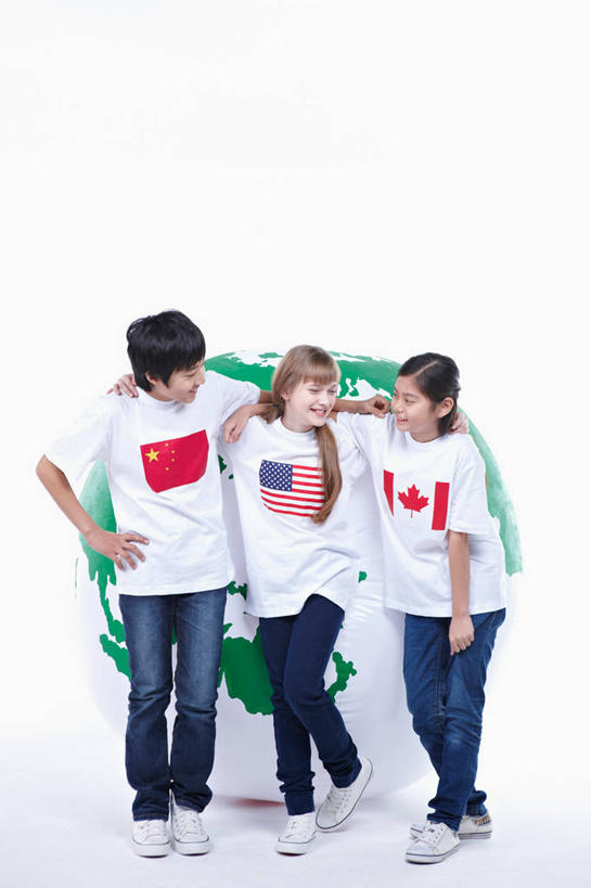 东方人,西方人,儿童,三个人,伙伴,朋友,站,抱,笑,微笑,露齿笑,竖图,室内,白天,白色背景,正面,友谊,纯洁,仪器,海洋,地图,旗帜,国旗,欧洲,欧洲人,亚洲,服装,裤子,网格,地球仪,线条,世界地图,地球,陆地,全球,扭头,注视,牛仔裤,休闲装,黄种人,手叉腰,五星红旗,星条旗,球,小孩,衣服,经纬线,模型,叉腰,观察,看,站着,转头,休闲,球体,同学,休闲服,可爱,童年,童趣,美国国旗,摄影,地理,国家,服饰,影棚,抱着,观看,大陆,察看,世界,搂着,校友,关注,纬线,版图,加拿大国旗,经线,童真,中国国旗,烂漫,无邪,经纬仪,地理学,同窗,学友,单手叉腰,天真,友情,男孩,男人,男性,女孩,女人,女性,白种人,亚洲人,旗,搂,搂抱,站立,彩图,全身,影棚拍摄,拍摄,美利坚合众国国旗,红地五星旗,中华人民共和国国旗,枫叶旗,大洋,大洲,男生,女生