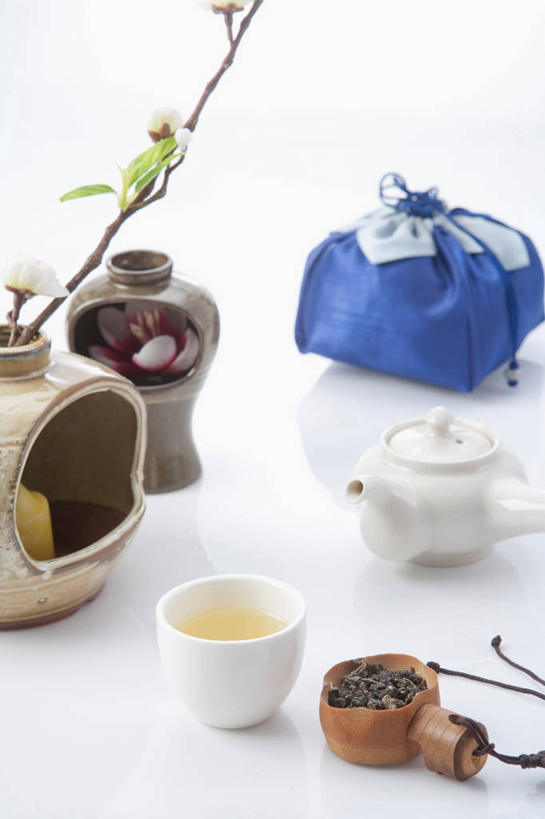 无人,竖图,俯视,室内,特写,白天,白色背景,杯子,花瓶,阴影,花纹,盛开,反射,布,壶,图案,影子,食盒,花蕾,布纹,玻璃制品,盒子,水壶,花,花瓣,花朵,鲜花,玻璃瓶,茶壶,瓶子,容器,水杯,花苞,花蕊,摄影,影棚,储藏,布匹,储存,茶杯,彩图,高角度拍摄,影棚拍摄,拍摄,贮存